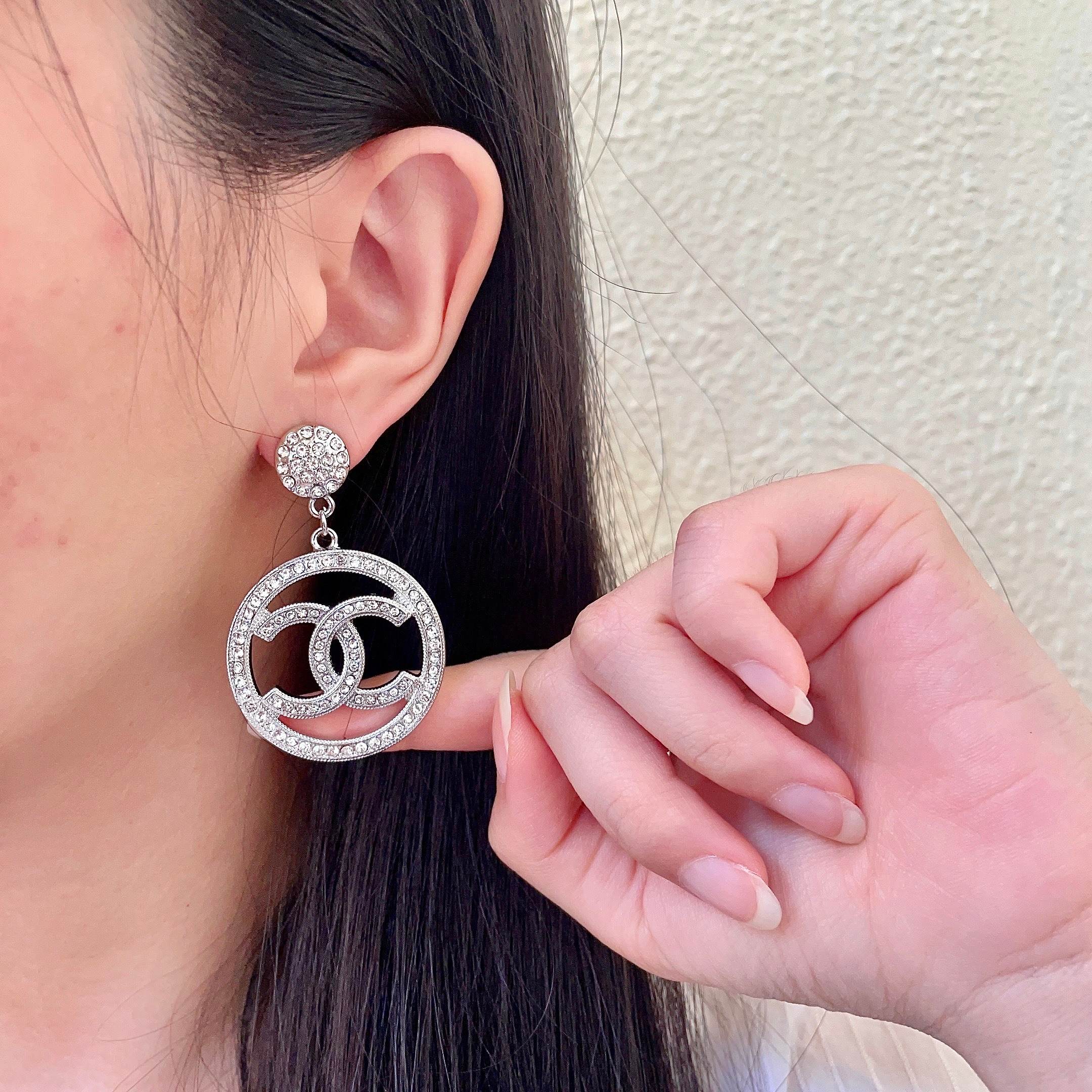 CHANEL 高仿銀色水鑽大圓雙C吊墜耳環|高級華麗感耳飾| 14 CHANEL 高仿銀色水鑽大圓雙C吊墜耳環|高級華麗感耳飾