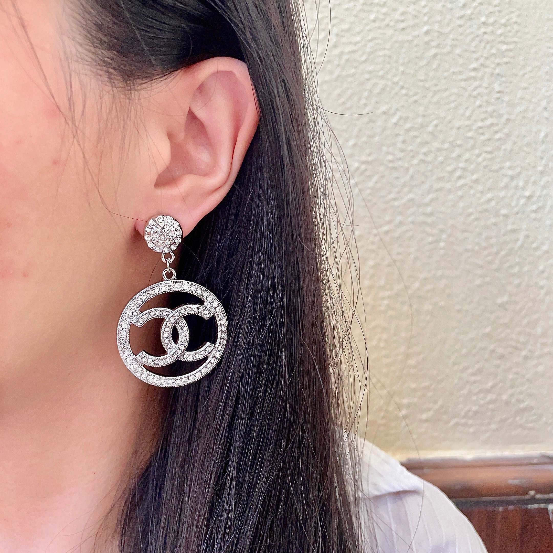 CHANEL 高仿銀色水鑽大圓雙C吊墜耳環|高級華麗感耳飾| 13 CHANEL 高仿銀色水鑽大圓雙C吊墜耳環|高級華麗感耳飾