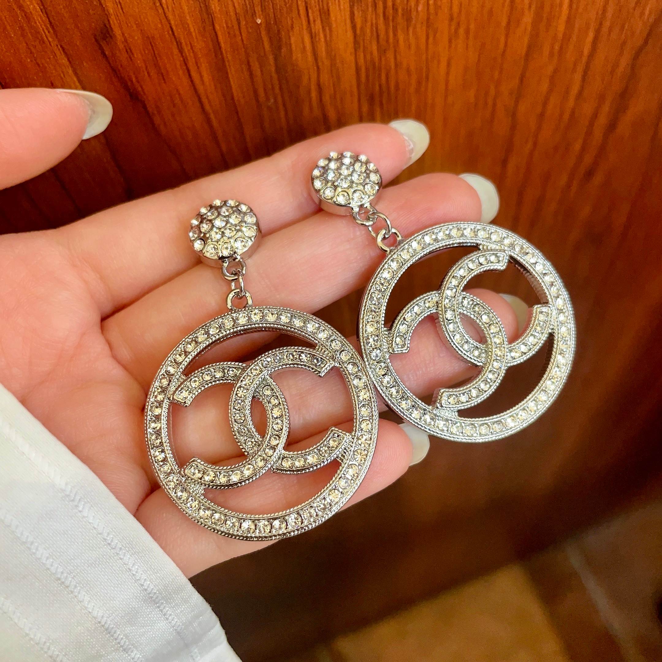 CHANEL 高仿銀色水鑽大圓雙C吊墜耳環|高級華麗感耳飾| 12 CHANEL 高仿銀色水鑽大圓雙C吊墜耳環|高級華麗感耳飾