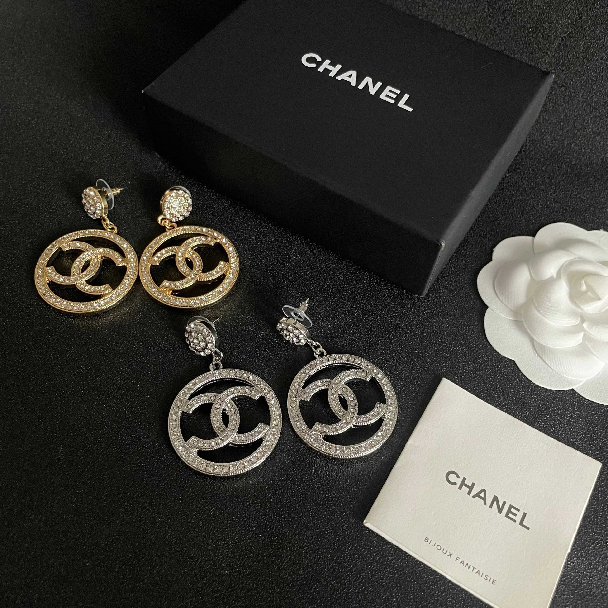 CHANEL 高仿銀色水鑽大圓雙C吊墜耳環|高級華麗感耳飾| 11 CHANEL 高仿銀色水鑽大圓雙C吊墜耳環|高級華麗感耳飾