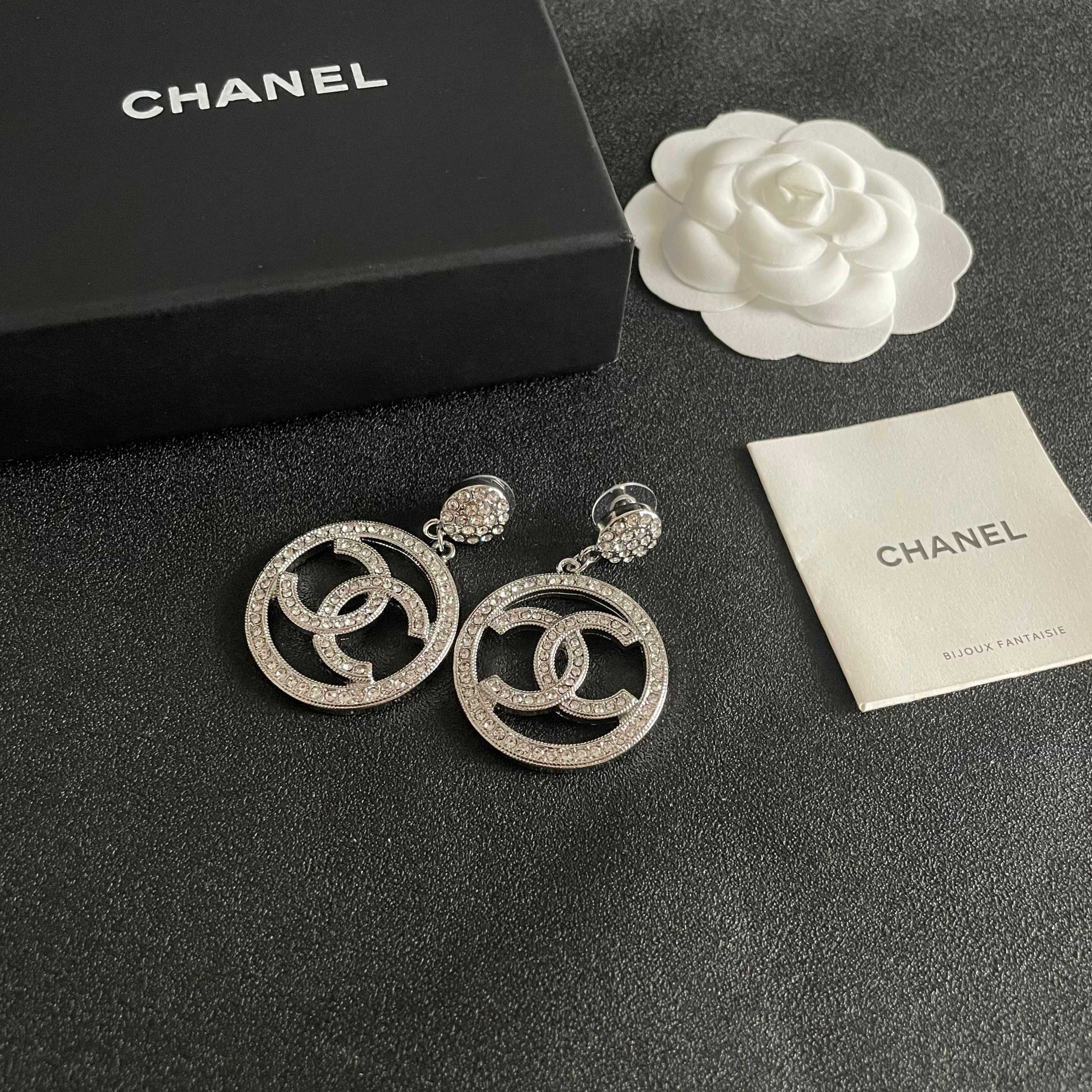 CHANEL 高仿銀色水鑽大圓雙C吊墜耳環|高級華麗感耳飾| 10 CHANEL 高仿銀色水鑽大圓雙C吊墜耳環|高級華麗感耳飾
