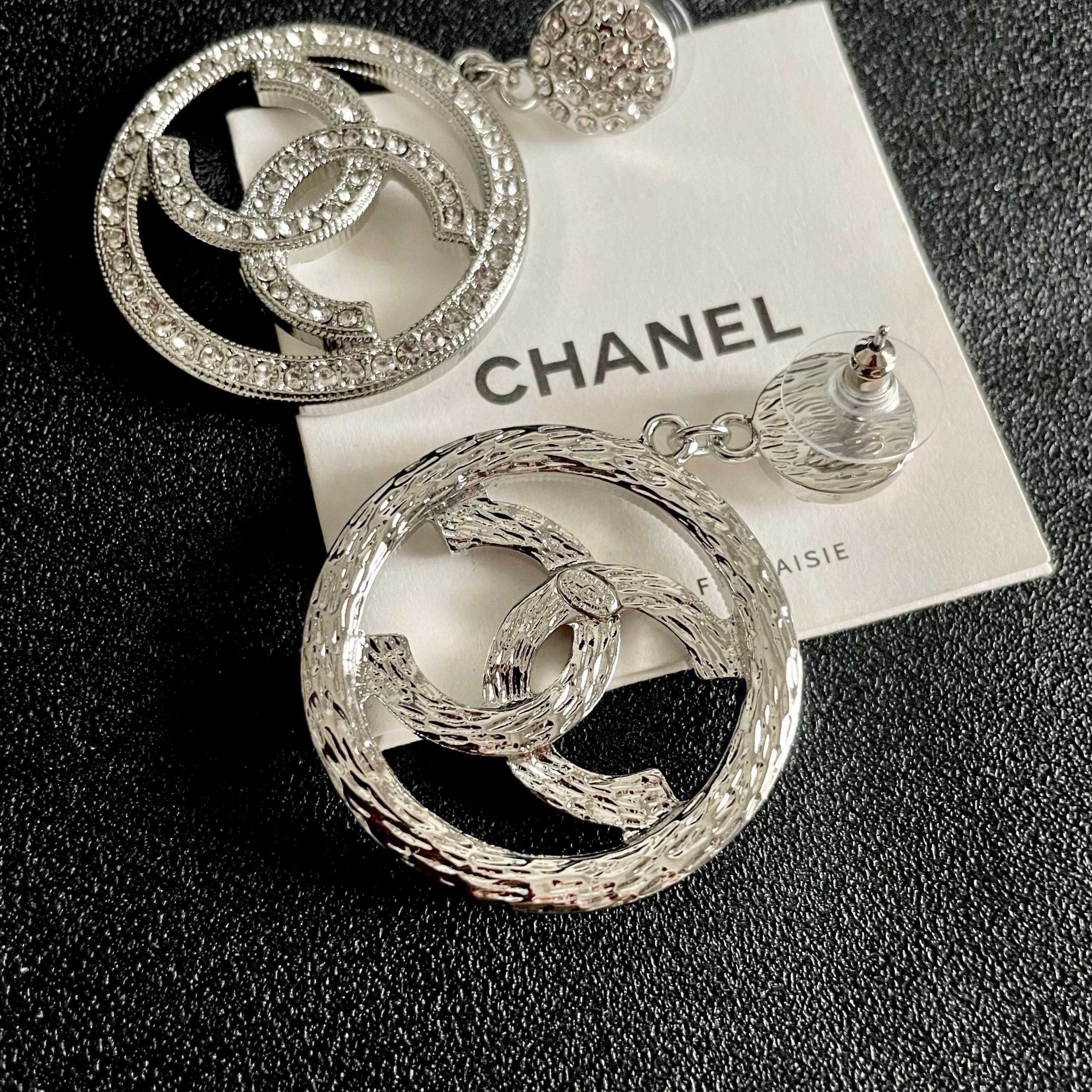 CHANEL 高仿銀色水鑽大圓雙C吊墜耳環|高級華麗感耳飾| 9 CHANEL 高仿銀色水鑽大圓雙C吊墜耳環|高級華麗感耳飾