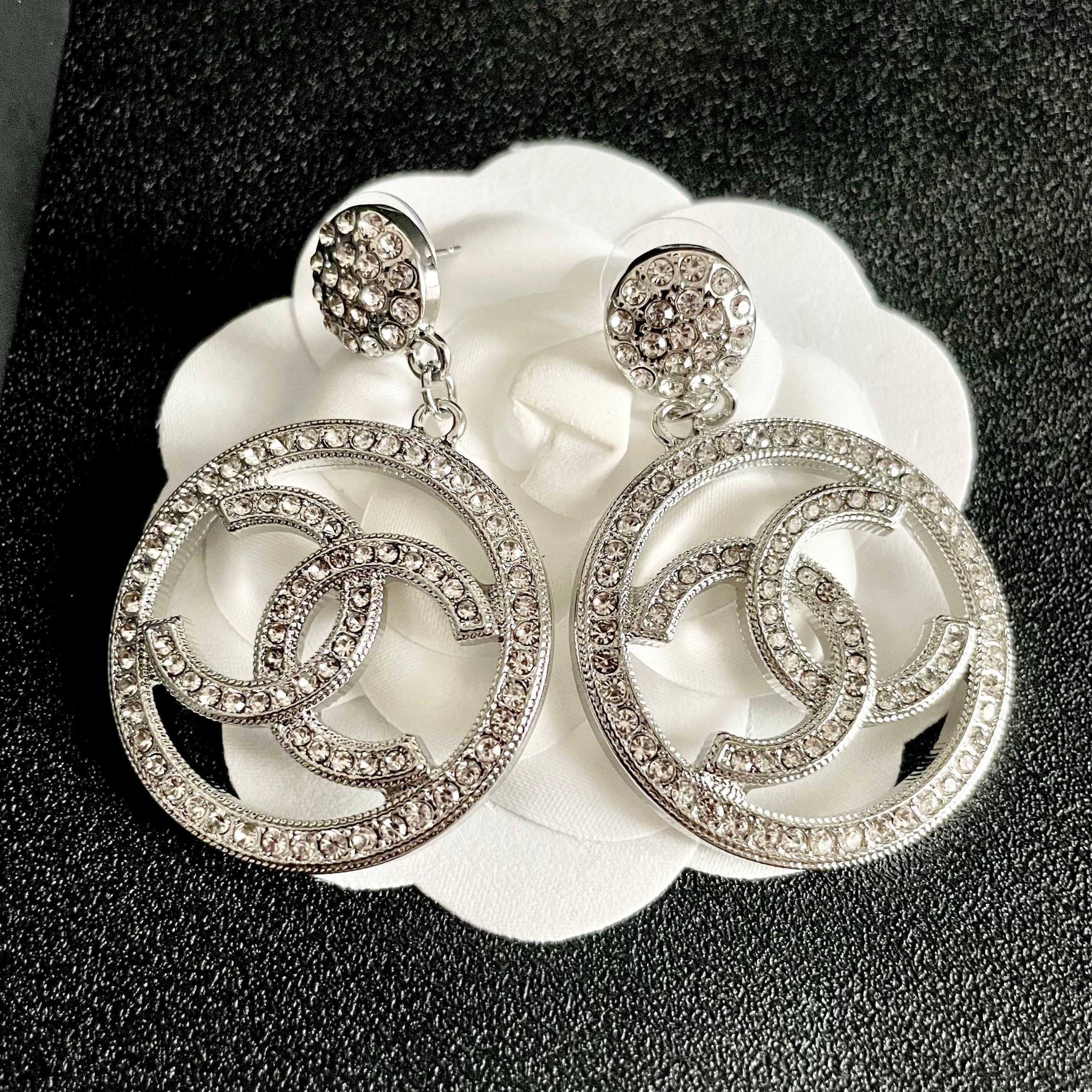 CHANEL 高仿銀色水鑽大圓雙C吊墜耳環|高級華麗感耳飾| 8 CHANEL 高仿銀色水鑽大圓雙C吊墜耳環|高級華麗感耳飾