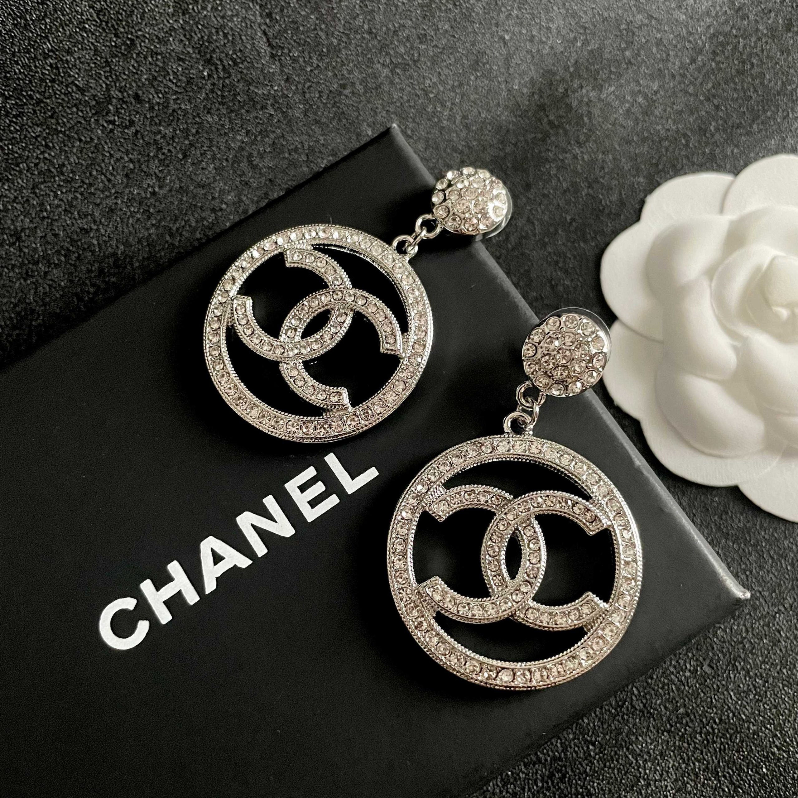 CHANEL 高仿銀色水鑽大圓雙C吊墜耳環|高級華麗感耳飾| 7 CHANEL 高仿銀色水鑽大圓雙C吊墜耳環|高級華麗感耳飾
