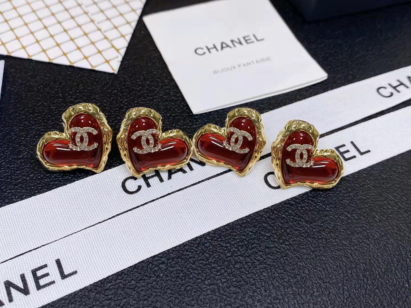 CHANEL 一比一紅色琉璃愛心耳環|金邊雙C亮面質感可愛耳飾| 12 CHANEL 一比一紅色琉璃愛心耳環|金邊雙C亮面質感可愛耳飾