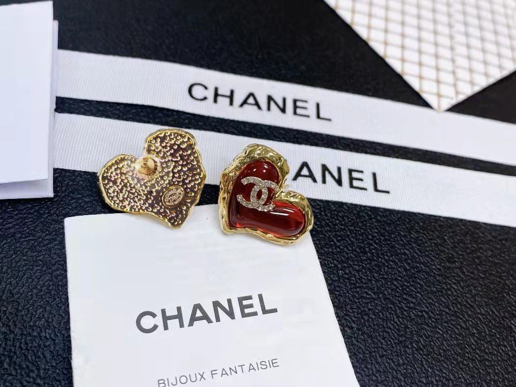 CHANEL 一比一紅色琉璃愛心耳環|金邊雙C亮面質感可愛耳飾| 11 CHANEL 一比一紅色琉璃愛心耳環|金邊雙C亮面質感可愛耳飾