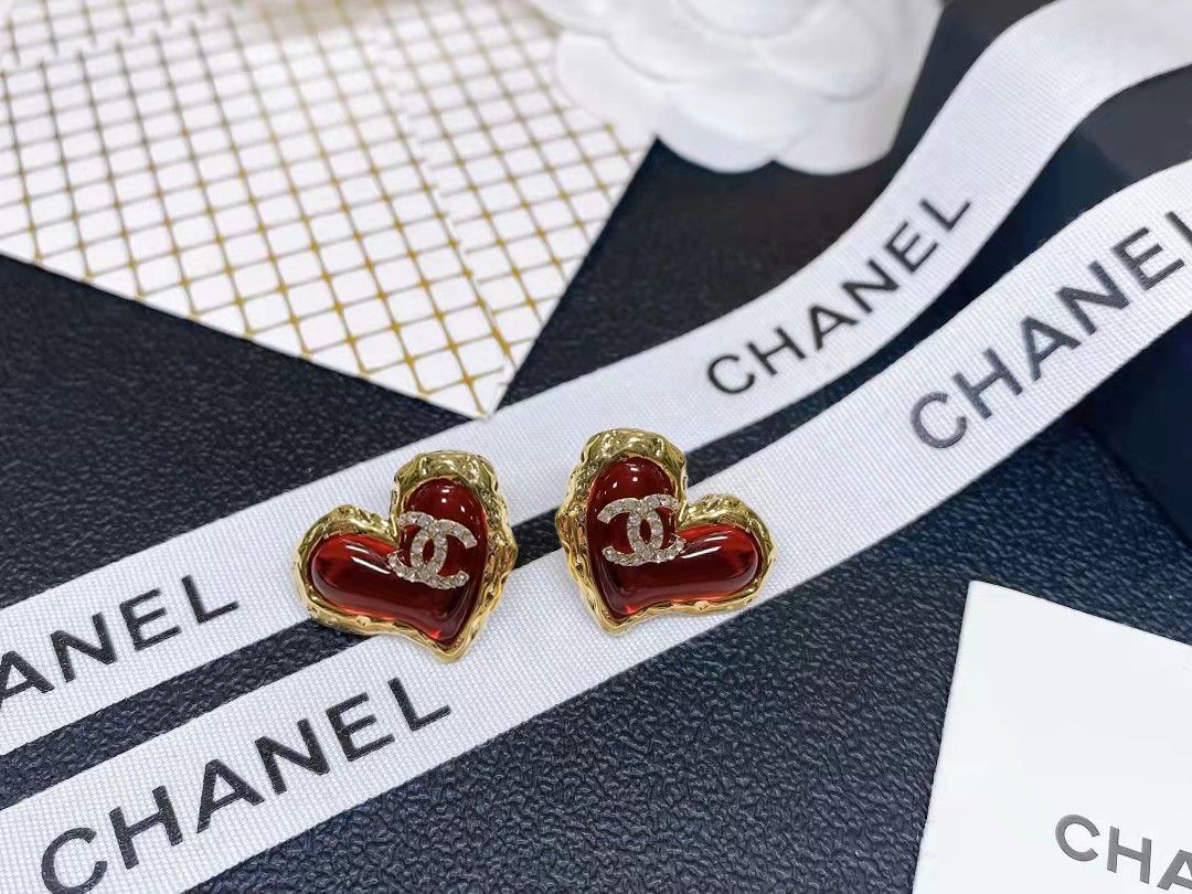 CHANEL 一比一紅色琉璃愛心耳環|金邊雙C亮面質感可愛耳飾| 8 CHANEL 一比一紅色琉璃愛心耳環|金邊雙C亮面質感可愛耳飾