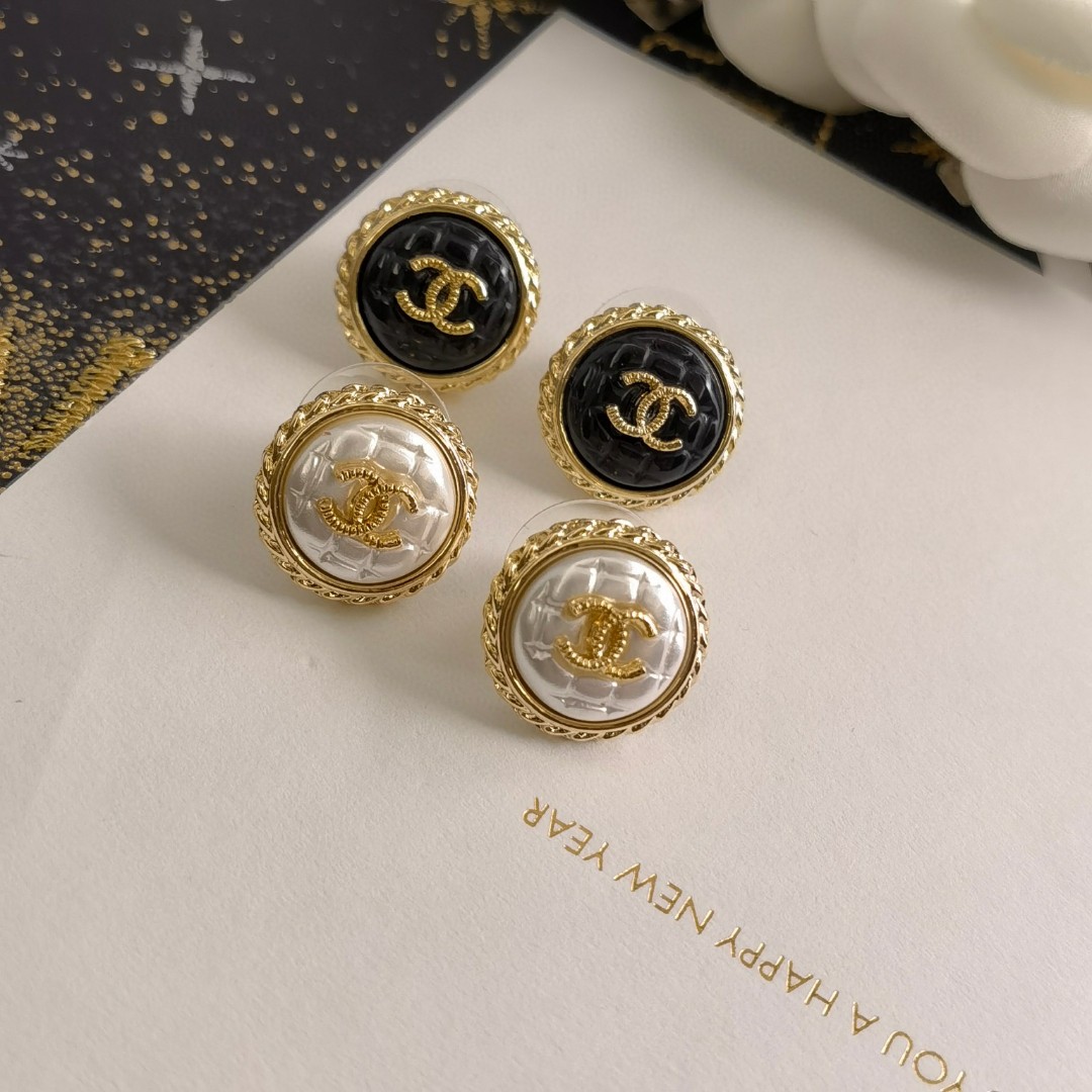 CHANEL 原單黑白立體圓扣耳環｜金邊浮刻雙C氣質耳飾