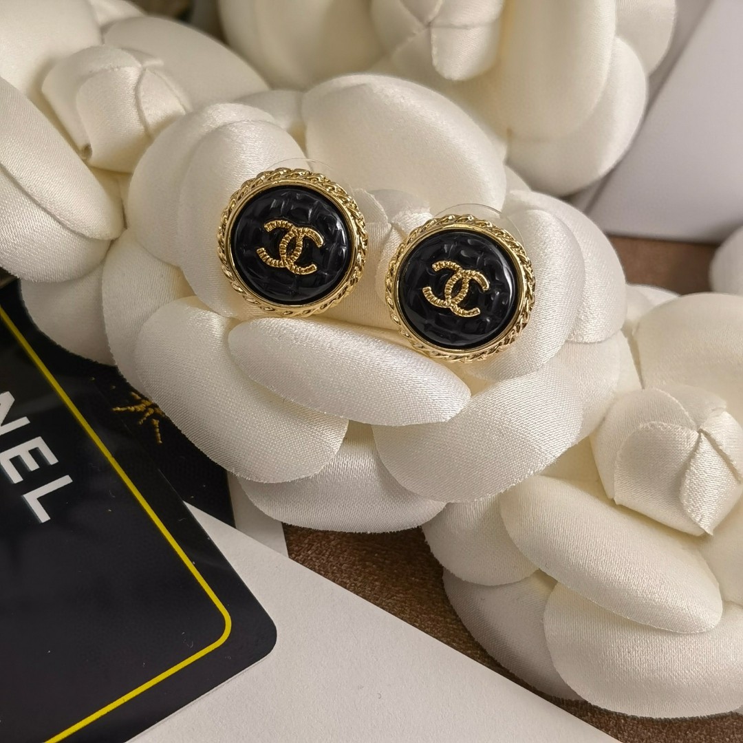 CHANEL 原單黑白立體圓扣耳環|金邊浮刻雙C氣質耳飾| 13 CHANEL 原單黑白立體圓扣耳環|金邊浮刻雙C氣質耳飾