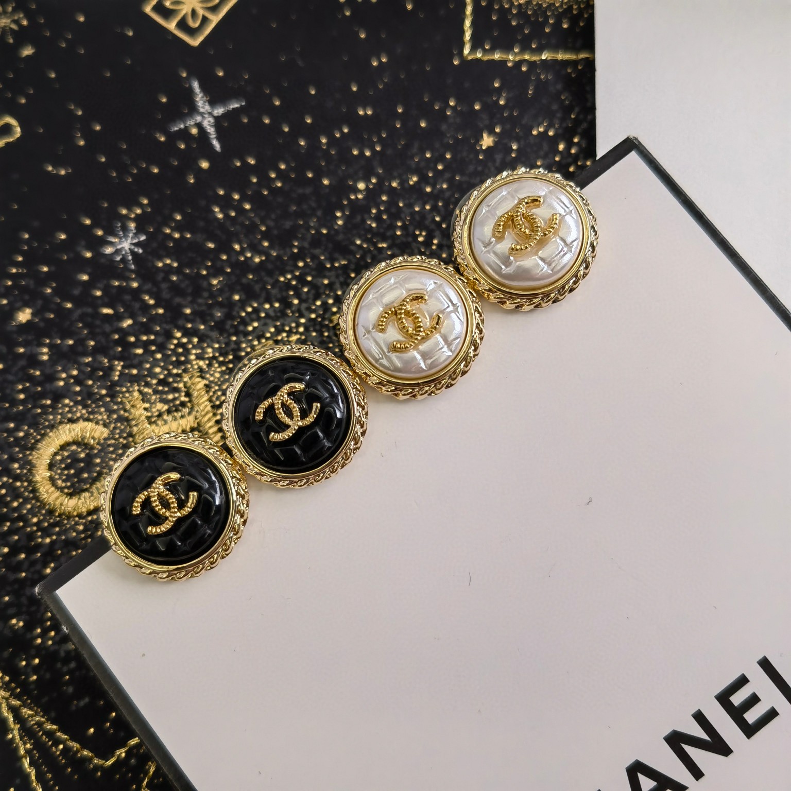 CHANEL 原單黑白立體圓扣耳環|金邊浮刻雙C氣質耳飾| 12 CHANEL 原單黑白立體圓扣耳環|金邊浮刻雙C氣質耳飾