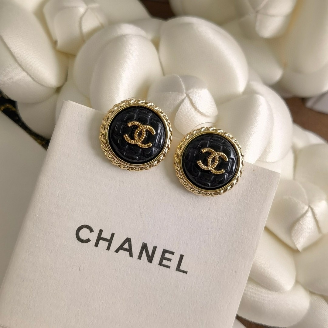 CHANEL 原單黑白立體圓扣耳環|金邊浮刻雙C氣質耳飾| 11 CHANEL 原單黑白立體圓扣耳環|金邊浮刻雙C氣質耳飾