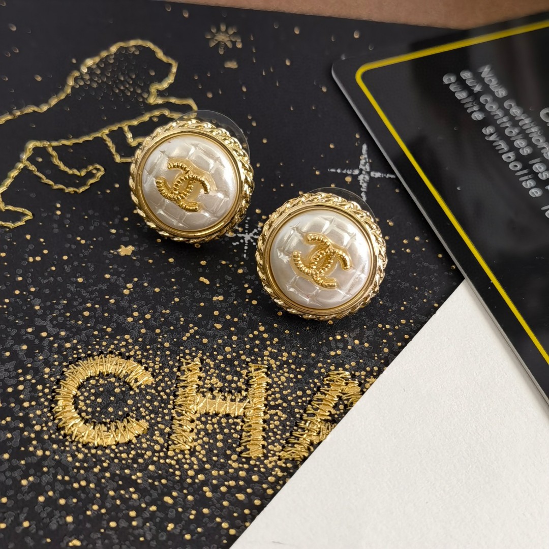 CHANEL 原單黑白立體圓扣耳環|金邊浮刻雙C氣質耳飾| 10 CHANEL 原單黑白立體圓扣耳環|金邊浮刻雙C氣質耳飾