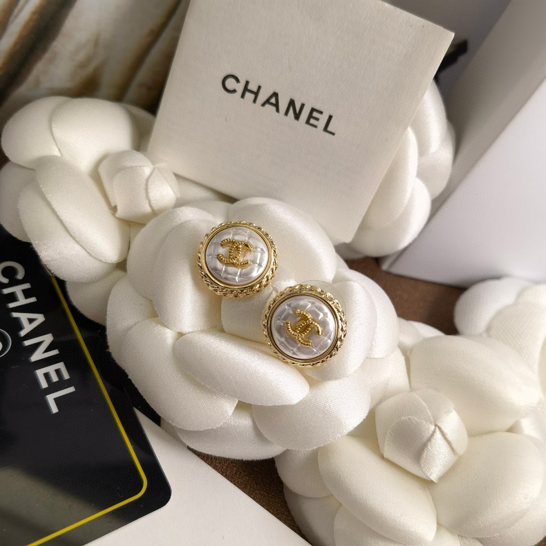 CHANEL 原單黑白立體圓扣耳環|金邊浮刻雙C氣質耳飾| 9 CHANEL 原單黑白立體圓扣耳環|金邊浮刻雙C氣質耳飾