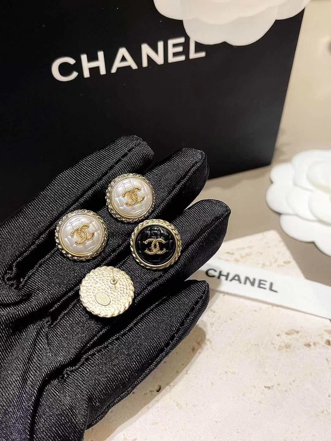 CHANEL 原單黑白立體圓扣耳環|金邊浮刻雙C氣質耳飾| 8 CHANEL 原單黑白立體圓扣耳環|金邊浮刻雙C氣質耳飾