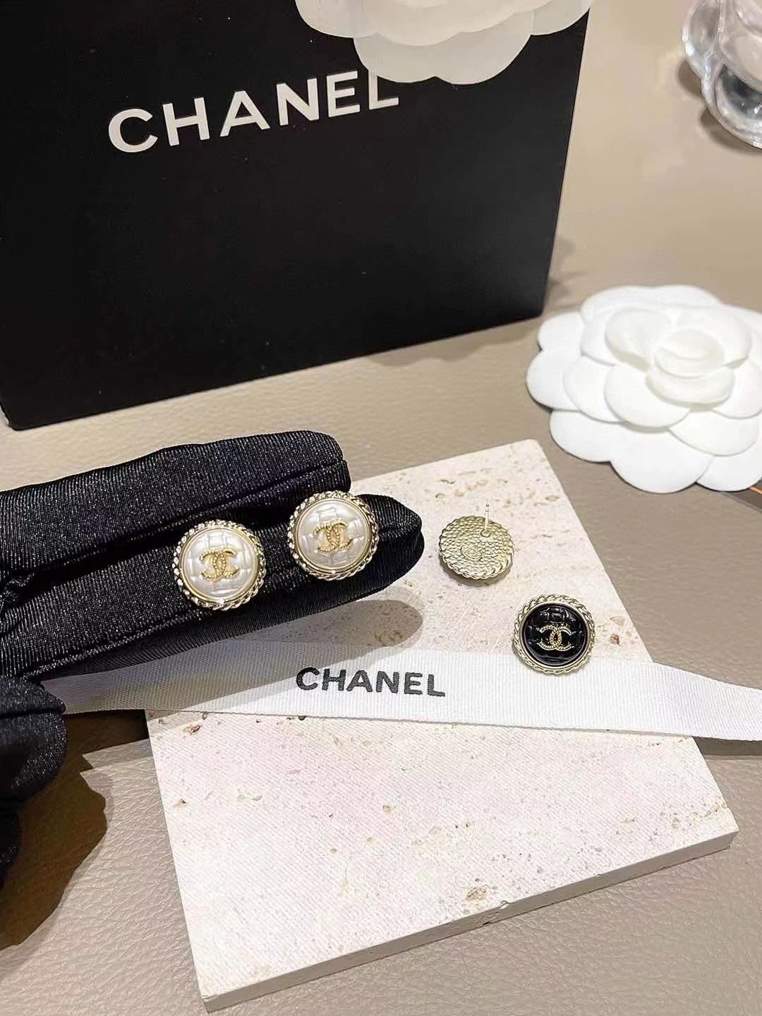 CHANEL 原單黑白立體圓扣耳環|金邊浮刻雙C氣質耳飾| 7 CHANEL 原單黑白立體圓扣耳環|金邊浮刻雙C氣質耳飾