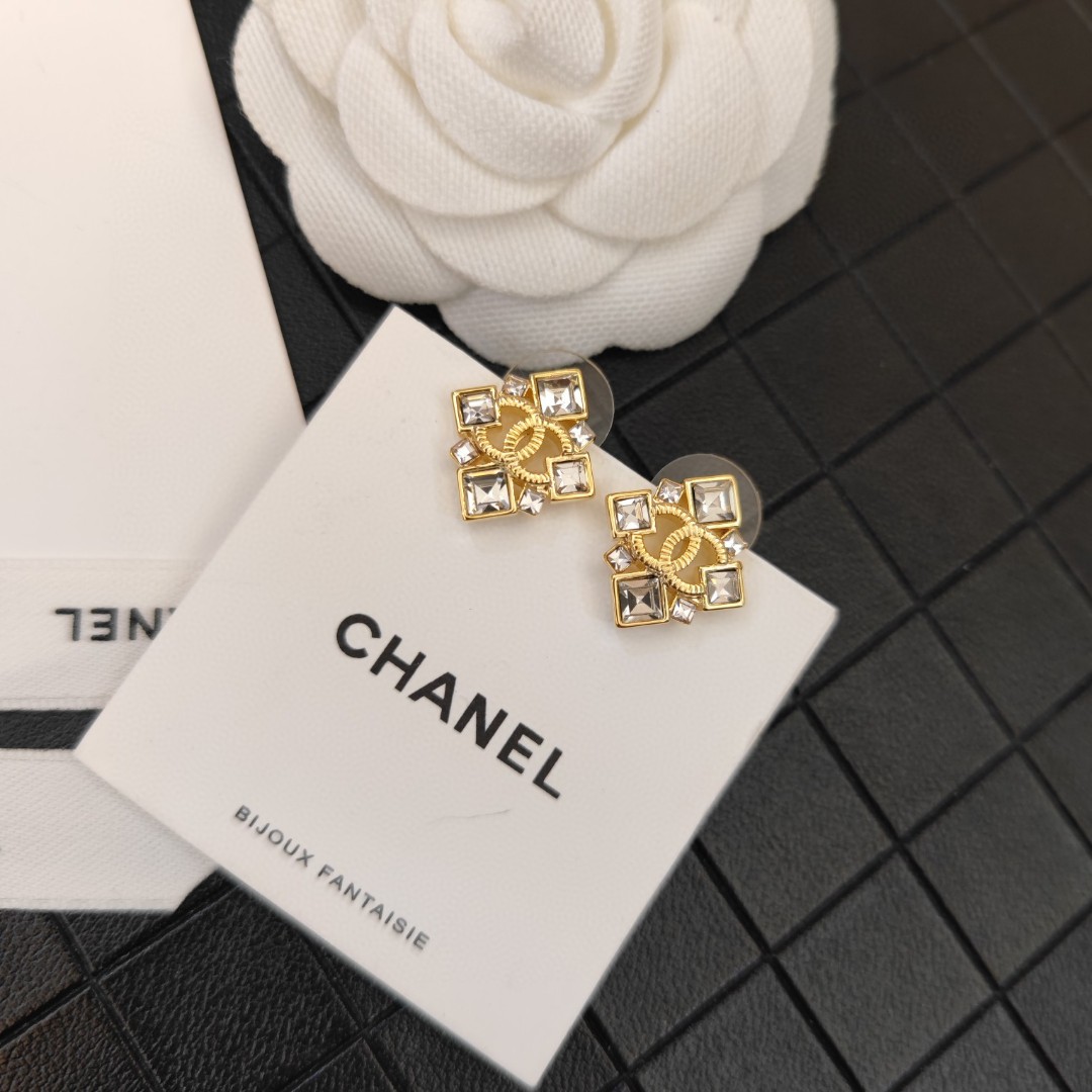 CHANEL A貨方鑽四葉花耳環|金屬雙C中心點綴亮鑽耳飾| 13 CHANEL A貨方鑽四葉花耳環|金屬雙C中心點綴亮鑽耳飾