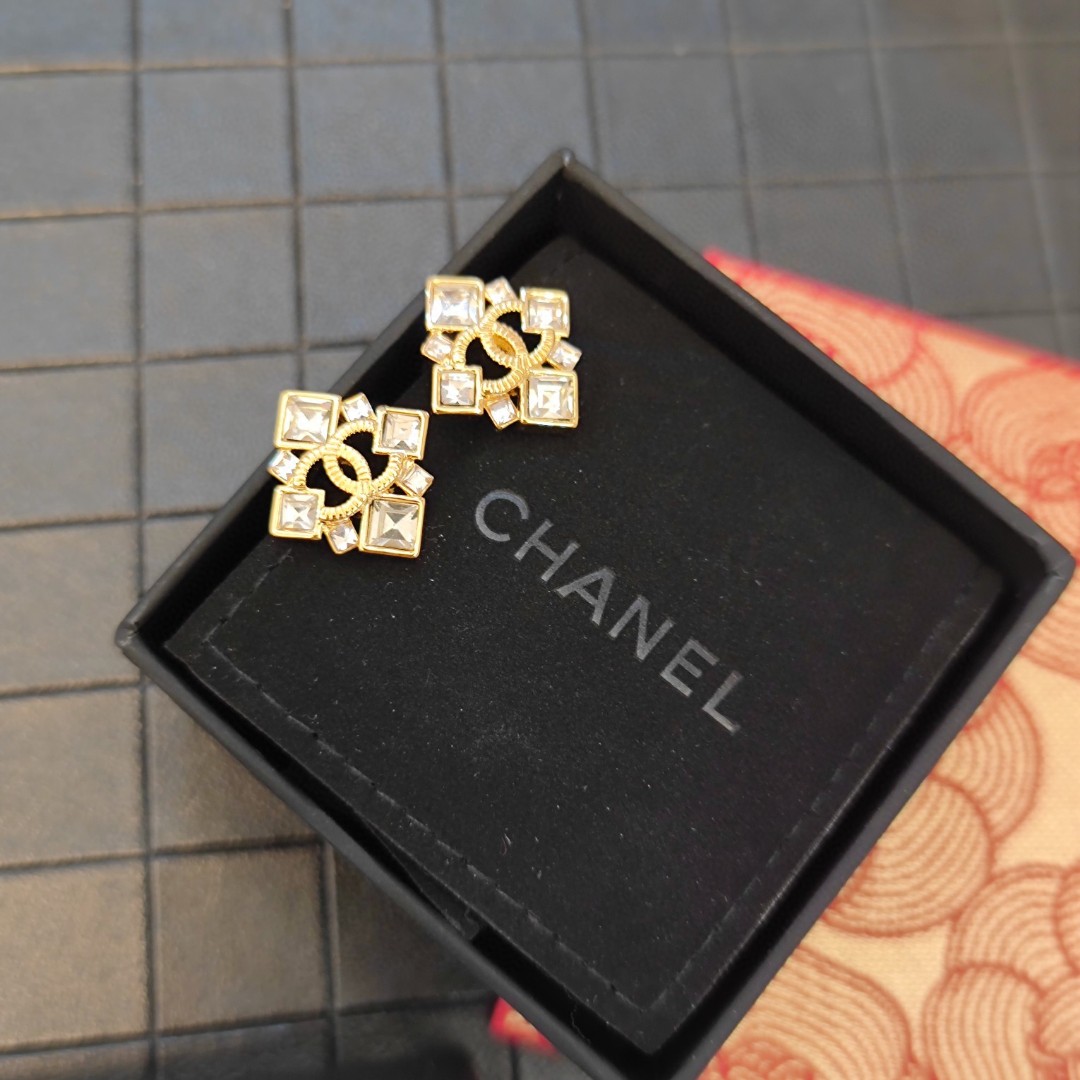 CHANEL A貨方鑽四葉花耳環|金屬雙C中心點綴亮鑽耳飾| 12 CHANEL A貨方鑽四葉花耳環|金屬雙C中心點綴亮鑽耳飾