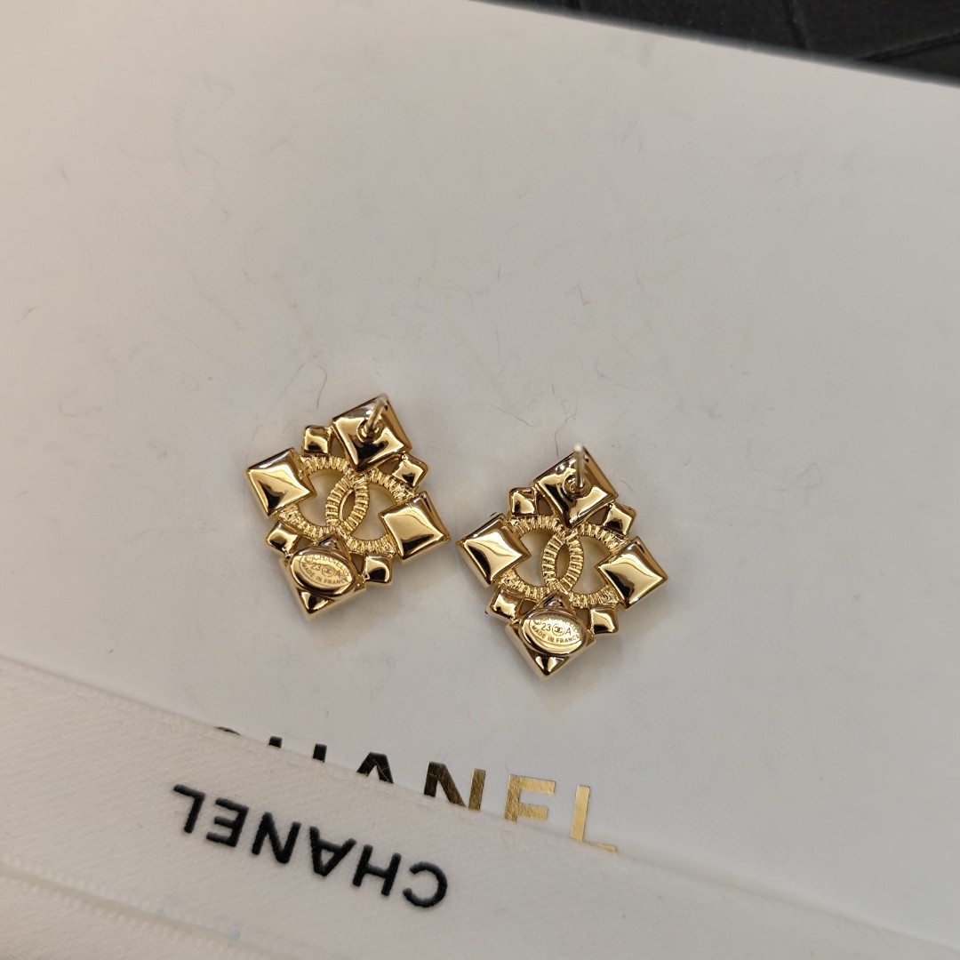 CHANEL A貨方鑽四葉花耳環|金屬雙C中心點綴亮鑽耳飾| 11 CHANEL A貨方鑽四葉花耳環|金屬雙C中心點綴亮鑽耳飾