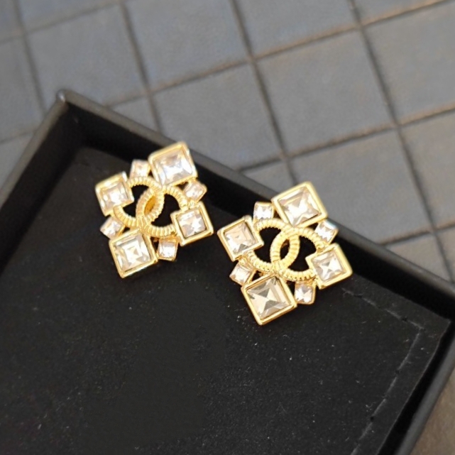 CHANEL A貨方鑽四葉花耳環|金屬雙C中心點綴亮鑽耳飾| 10 CHANEL A貨方鑽四葉花耳環|金屬雙C中心點綴亮鑽耳飾