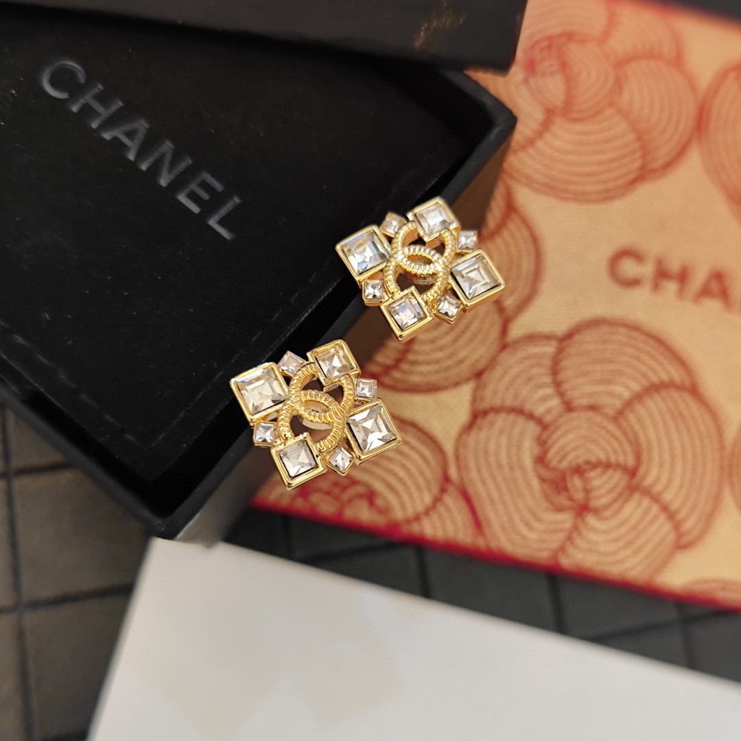 CHANEL A貨方鑽四葉花耳環|金屬雙C中心點綴亮鑽耳飾| 9 CHANEL A貨方鑽四葉花耳環|金屬雙C中心點綴亮鑽耳飾