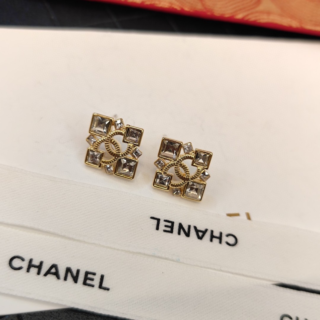 CHANEL A貨方鑽四葉花耳環|金屬雙C中心點綴亮鑽耳飾| 8 CHANEL A貨方鑽四葉花耳環|金屬雙C中心點綴亮鑽耳飾