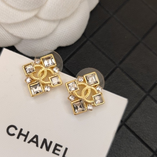 CHANEL A貨方鑽四葉花耳環|金屬雙C中心點綴亮鑽耳飾| 7 CHANEL A貨方鑽四葉花耳環|金屬雙C中心點綴亮鑽耳飾