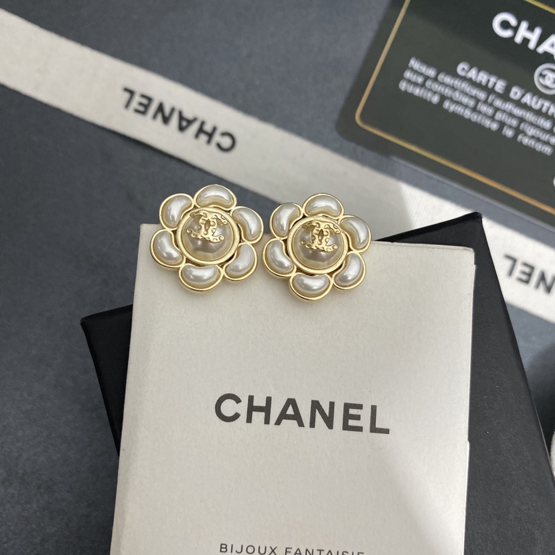 CHANEL 高仿山茶花珍珠耳環｜金邊立體雙C氣質花卉耳飾