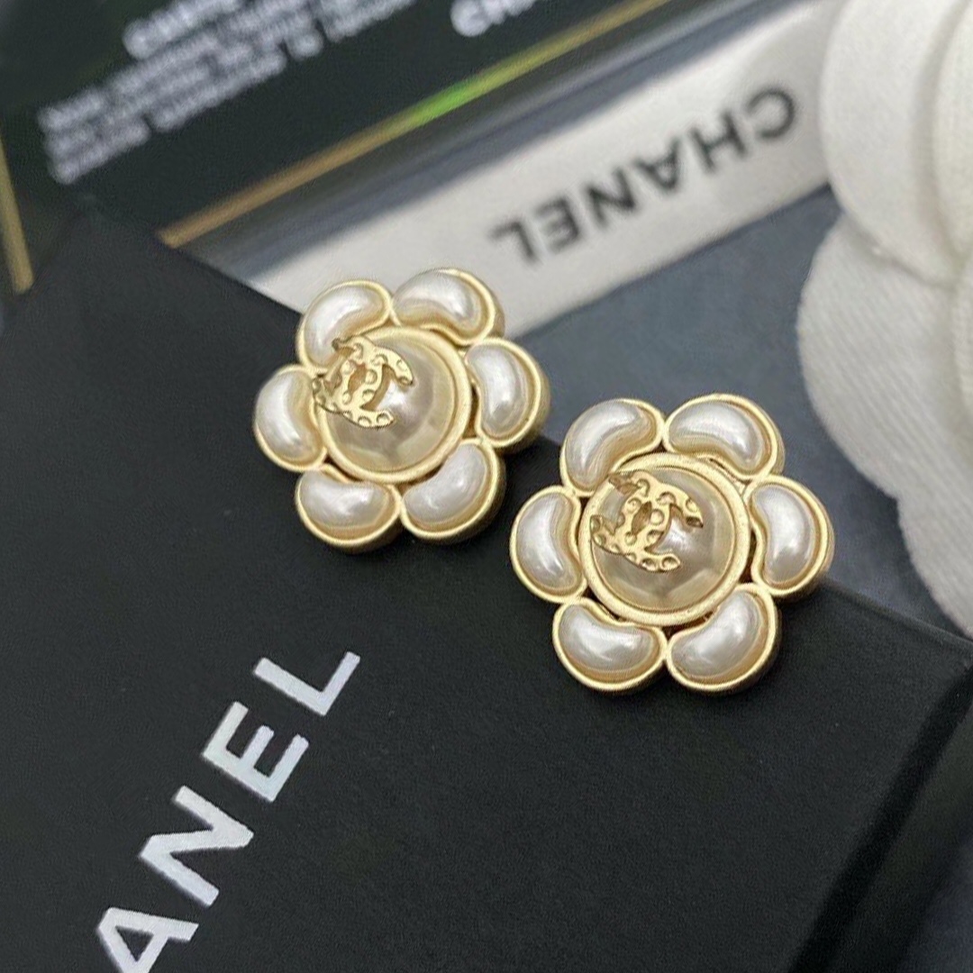 CHANEL 高仿山茶花珍珠耳環|金邊立體雙C氣質花卉耳飾| 13 CHANEL 高仿山茶花珍珠耳環|金邊立體雙C氣質花卉耳飾