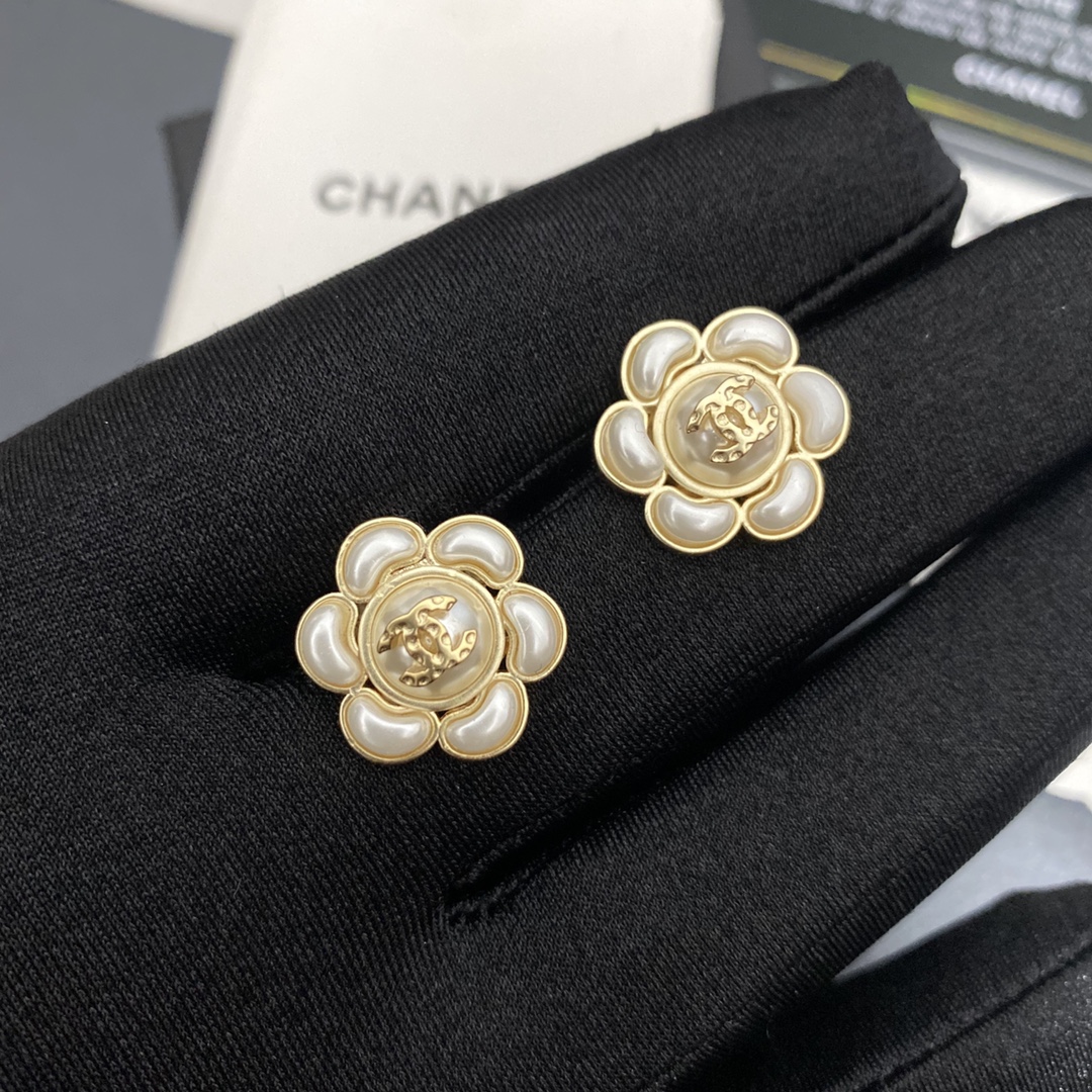 CHANEL 高仿山茶花珍珠耳環|金邊立體雙C氣質花卉耳飾| 12 CHANEL 高仿山茶花珍珠耳環|金邊立體雙C氣質花卉耳飾