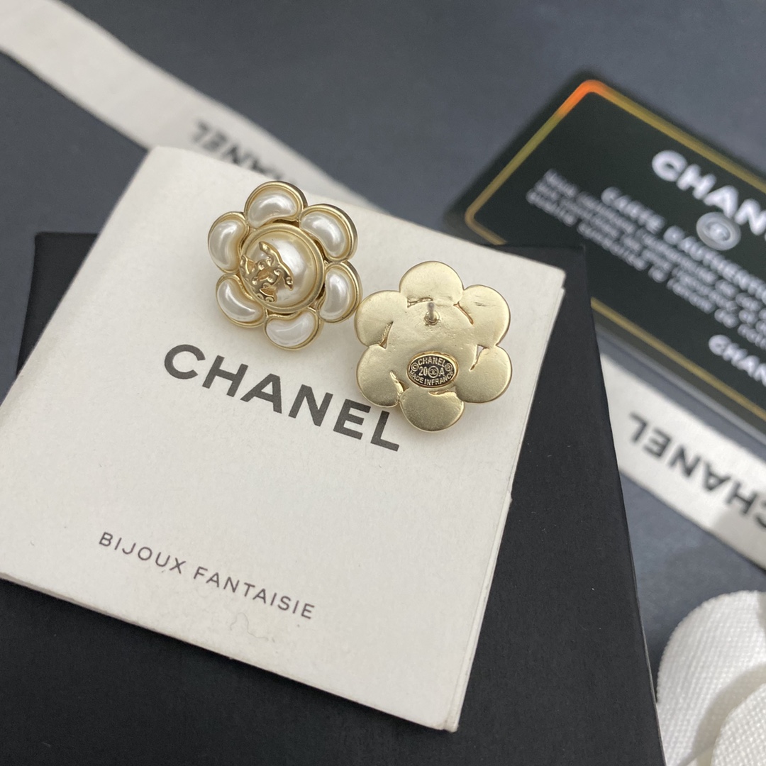 CHANEL 高仿山茶花珍珠耳環|金邊立體雙C氣質花卉耳飾| 11 CHANEL 高仿山茶花珍珠耳環|金邊立體雙C氣質花卉耳飾