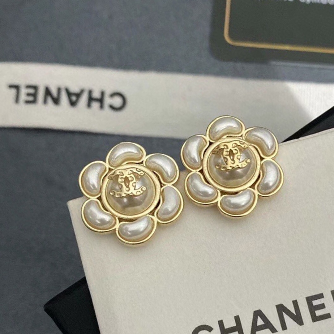 CHANEL 高仿山茶花珍珠耳環|金邊立體雙C氣質花卉耳飾| 9 CHANEL 高仿山茶花珍珠耳環|金邊立體雙C氣質花卉耳飾