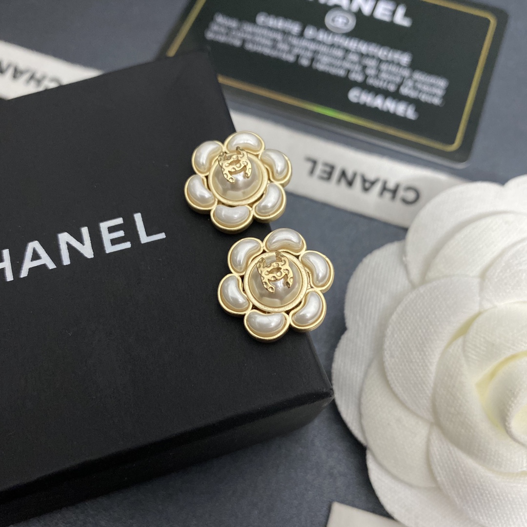 CHANEL 高仿山茶花珍珠耳環|金邊立體雙C氣質花卉耳飾| 8 CHANEL 高仿山茶花珍珠耳環|金邊立體雙C氣質花卉耳飾