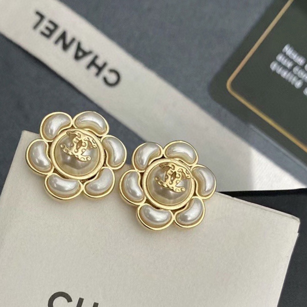 CHANEL 高仿山茶花珍珠耳環|金邊立體雙C氣質花卉耳飾| 7 CHANEL 高仿山茶花珍珠耳環|金邊立體雙C氣質花卉耳飾