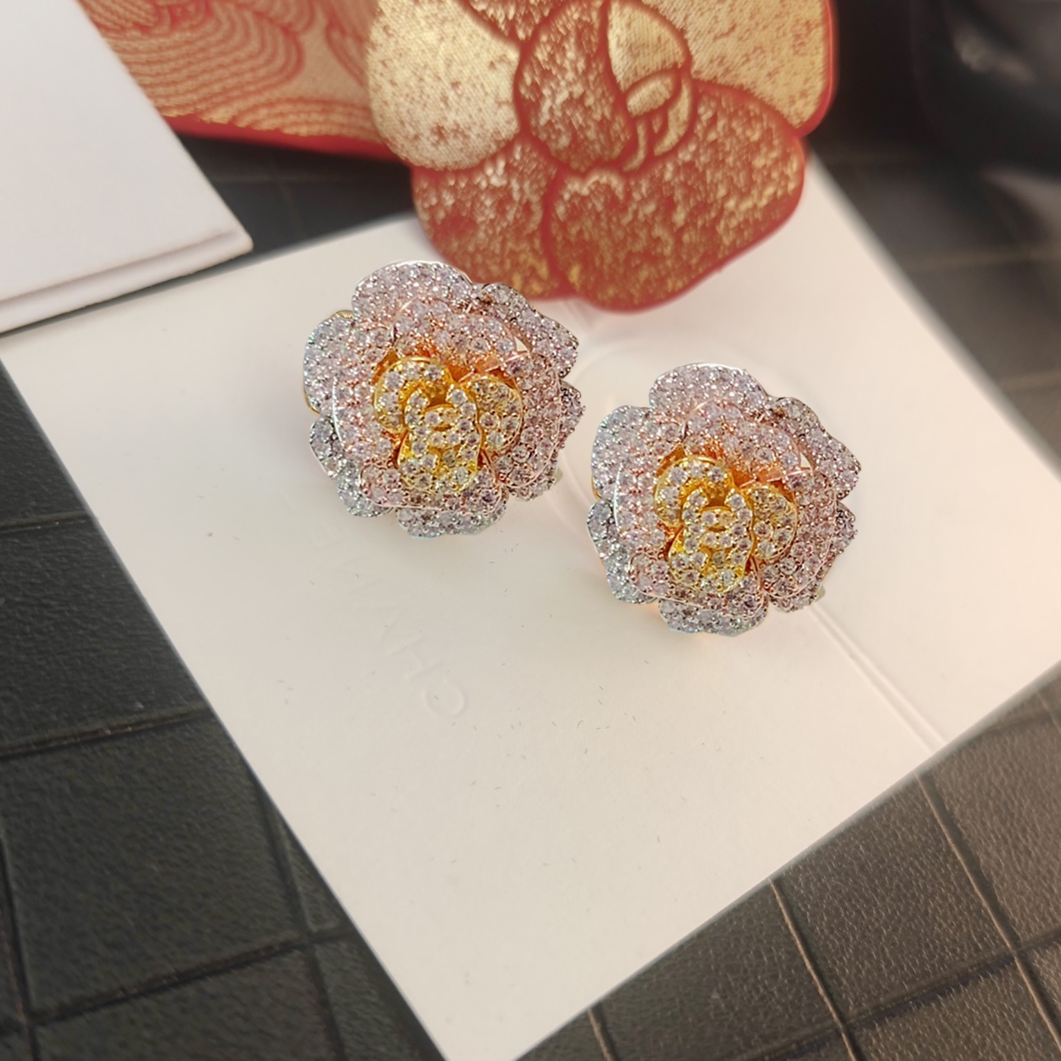 Chanel 高仿 女款山茶花滿鑽耳環 氣質優雅奢華設計款| 13 Chanel 高仿 女款山茶花滿鑽耳環 氣質優雅奢華設計款