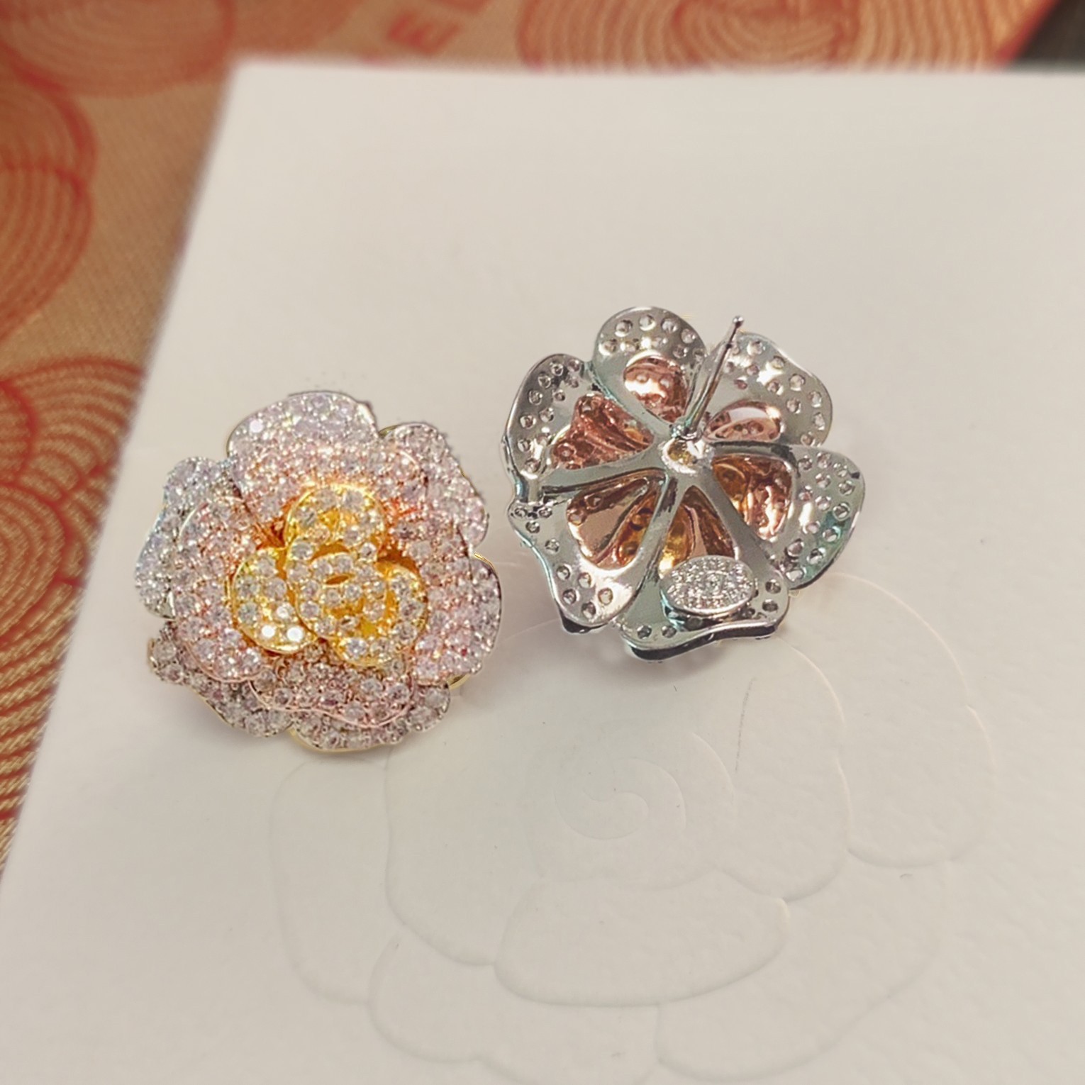 Chanel 高仿 女款山茶花滿鑽耳環 氣質優雅奢華設計款| 11 Chanel 高仿 女款山茶花滿鑽耳環 氣質優雅奢華設計款