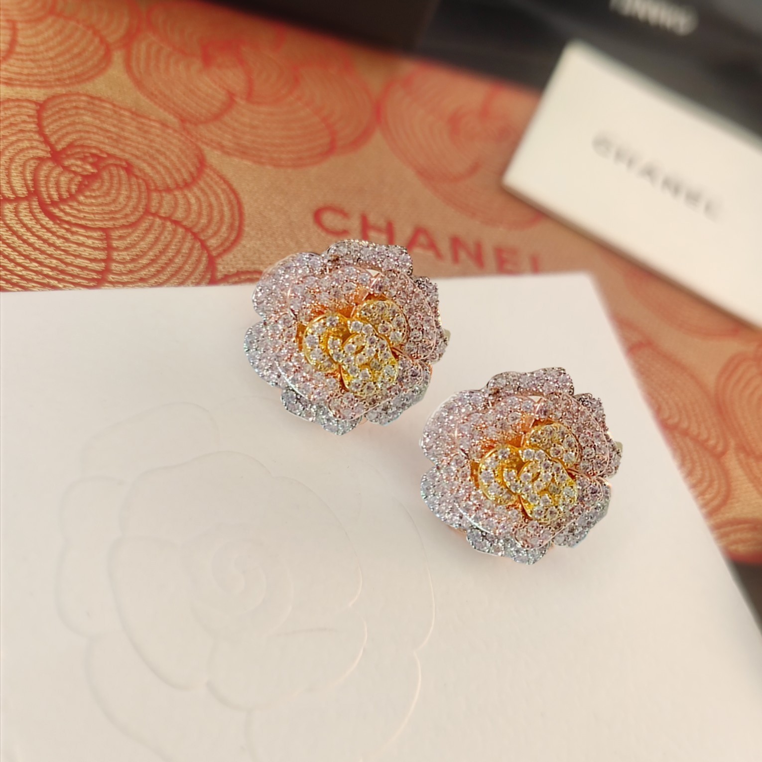 Chanel 高仿 女款山茶花滿鑽耳環 氣質優雅奢華設計款| 10 Chanel 高仿 女款山茶花滿鑽耳環 氣質優雅奢華設計款