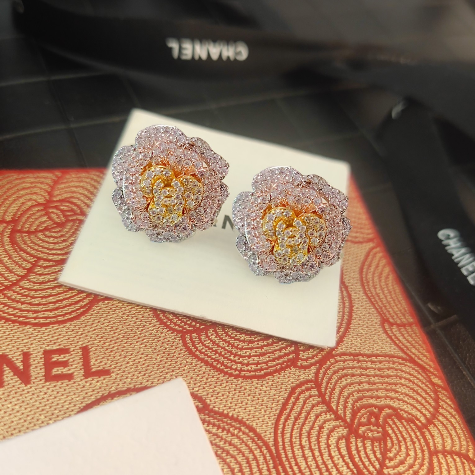 Chanel 高仿 女款山茶花滿鑽耳環 氣質優雅奢華設計款| 9 Chanel 高仿 女款山茶花滿鑽耳環 氣質優雅奢華設計款