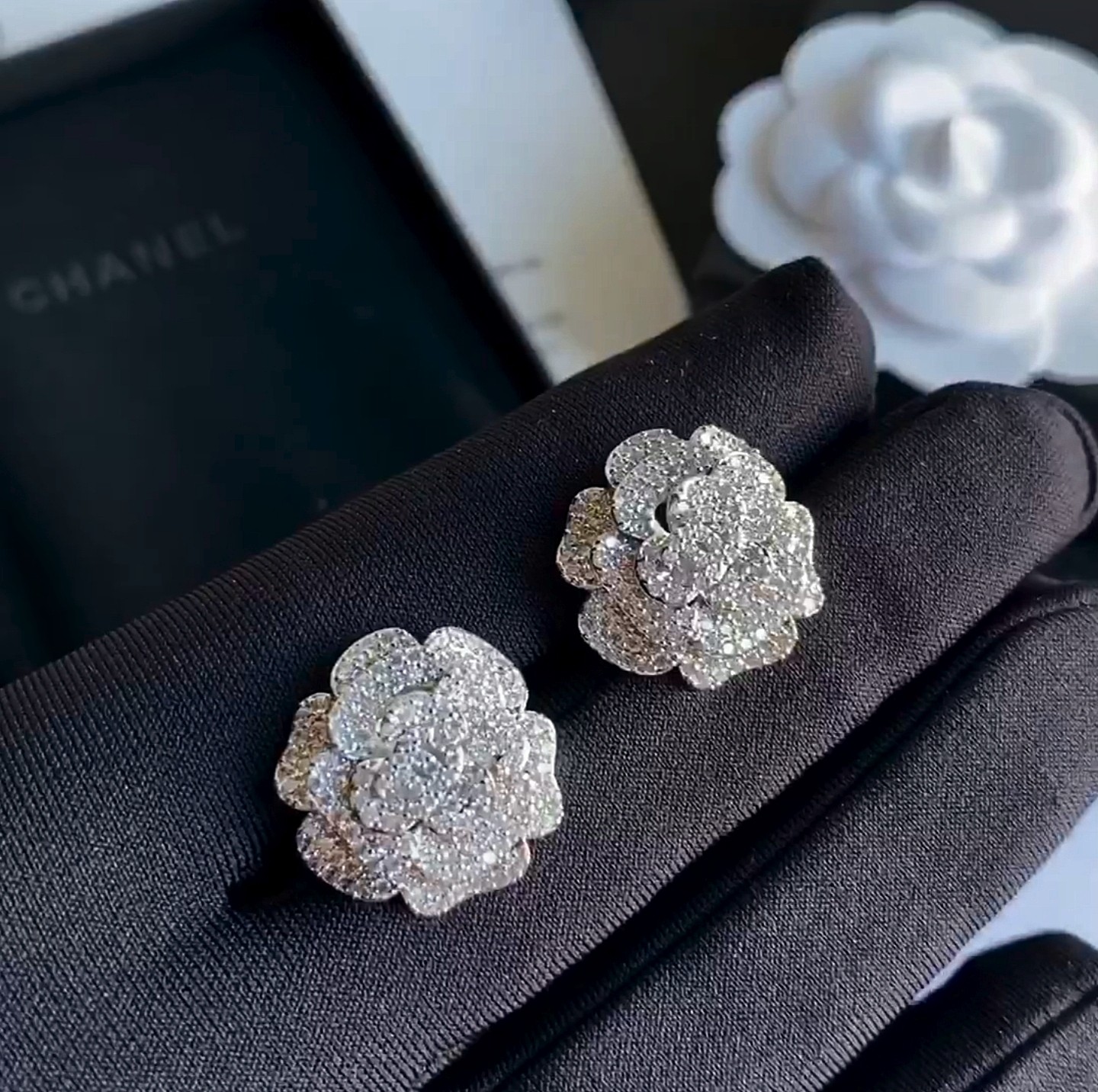 Chanel 高仿 女款立體花朵滿鑽耳環 高級感氣質款| 8 Chanel 高仿 女款立體花朵滿鑽耳環 高級感氣質款