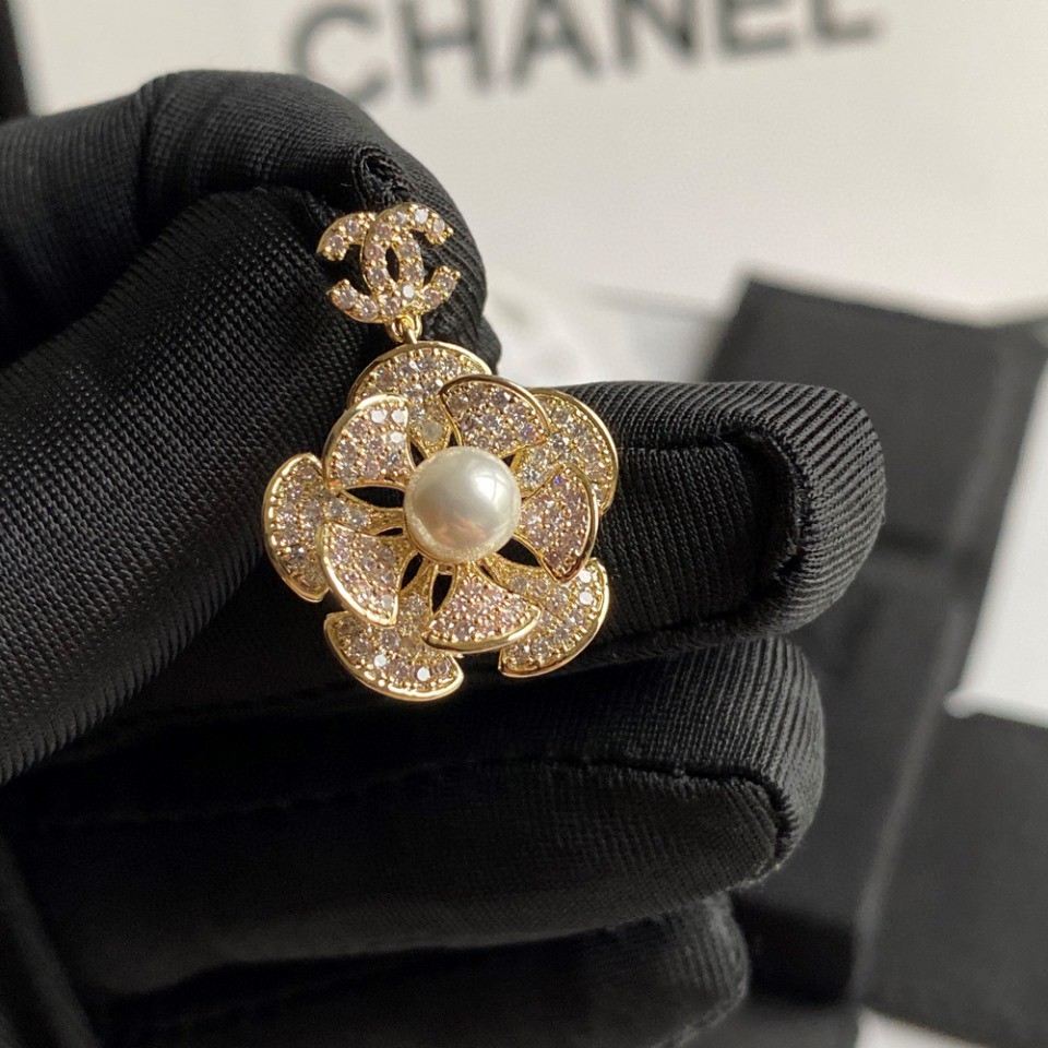 Chanel 高仿 女款珍珠花朵耳環 氣質優雅百搭款| 11 Chanel 高仿 女款珍珠花朵耳環 氣質優雅百搭款