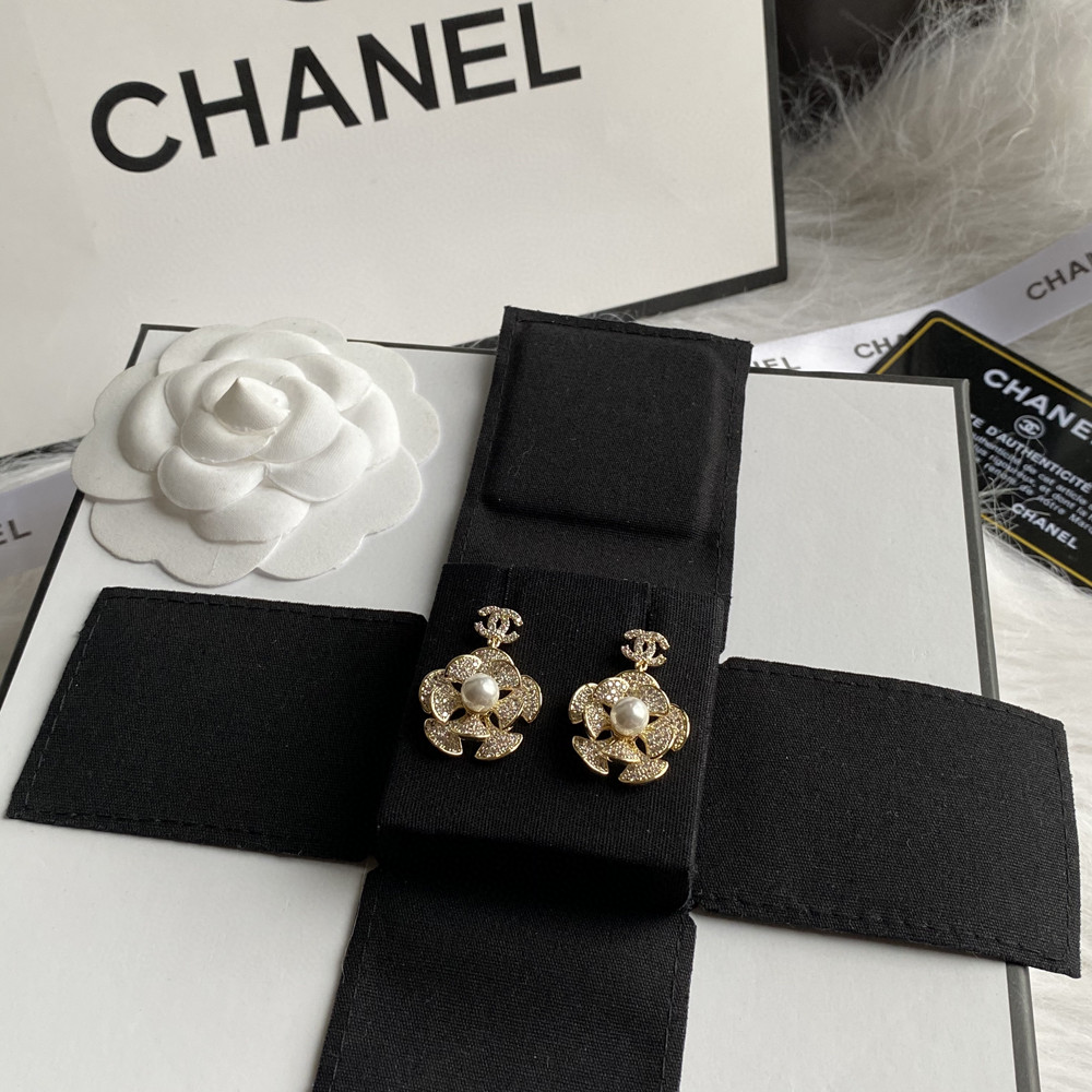 Chanel 高仿 女款珍珠花朵耳環 氣質優雅百搭款| 9 Chanel 高仿 女款珍珠花朵耳環 氣質優雅百搭款