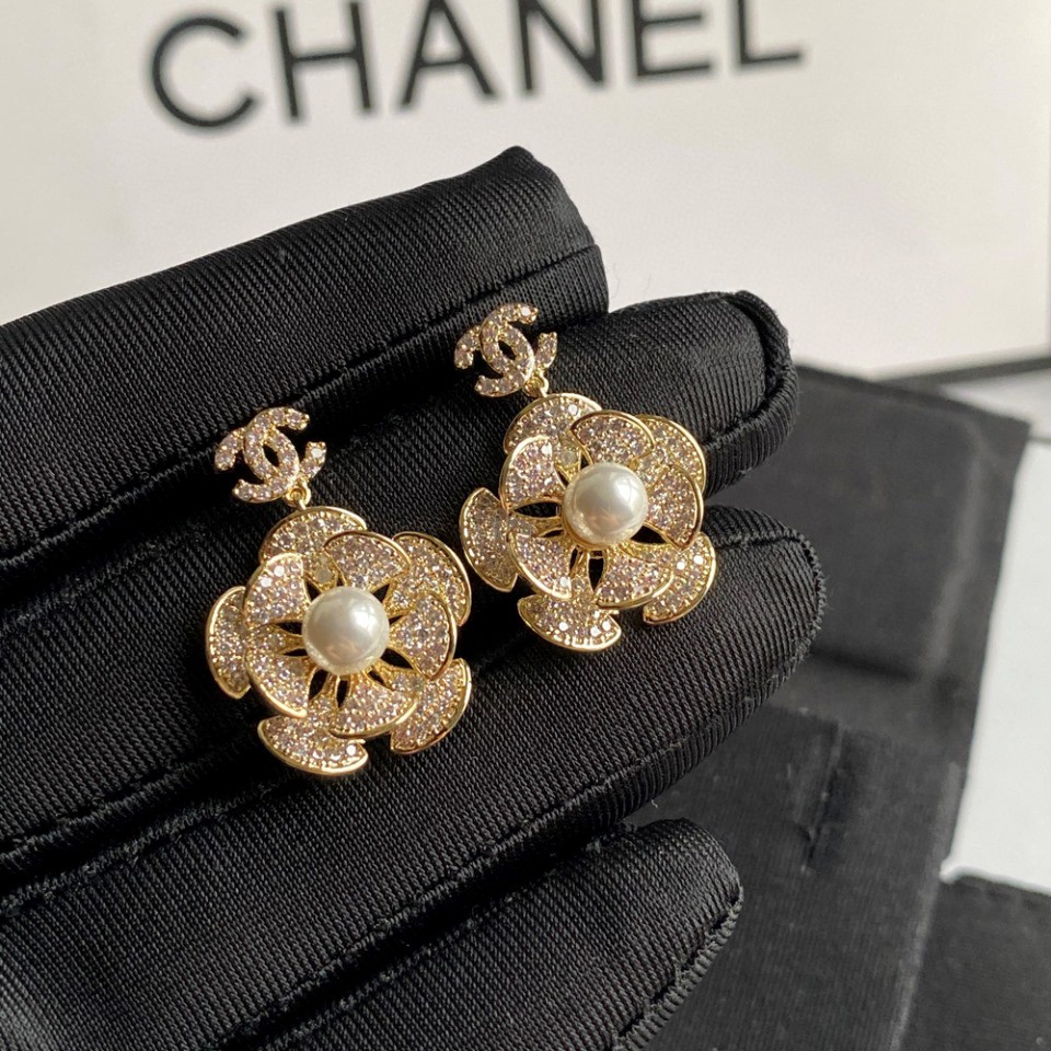 Chanel 高仿 女款珍珠花朵耳環 氣質優雅百搭款| 8 Chanel 高仿 女款珍珠花朵耳環 氣質優雅百搭款