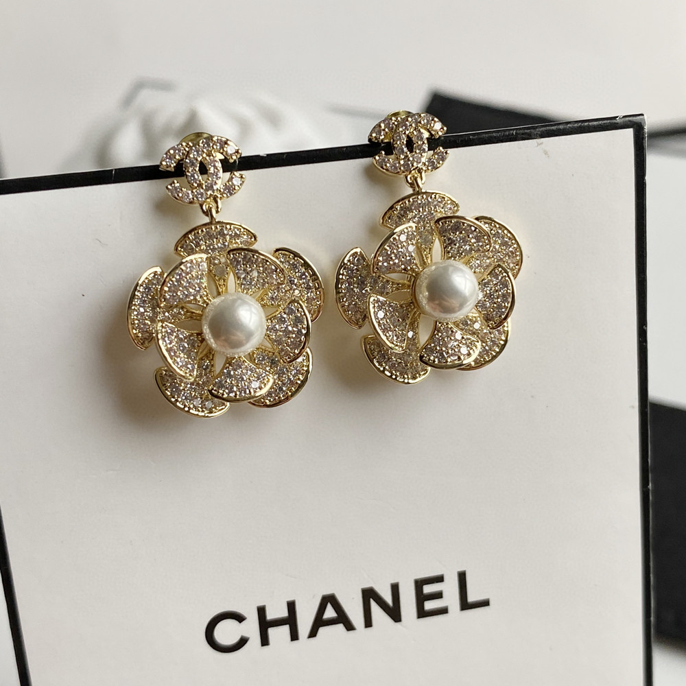 Chanel 高仿 女款珍珠花朵耳環 氣質優雅百搭款| 7 Chanel 高仿 女款珍珠花朵耳環 氣質優雅百搭款