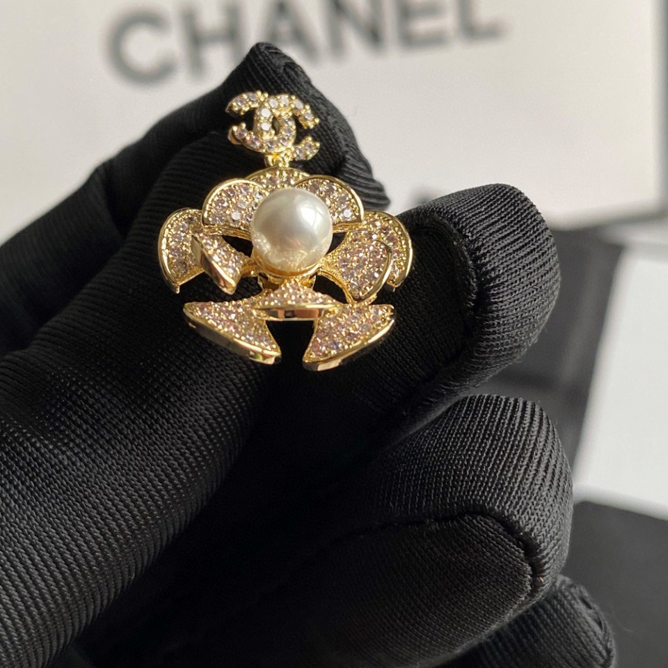 Chanel 高仿 女款珍珠花朵耳環 氣質優雅百搭款| 14 Chanel 高仿 女款珍珠花朵耳環 氣質優雅百搭款