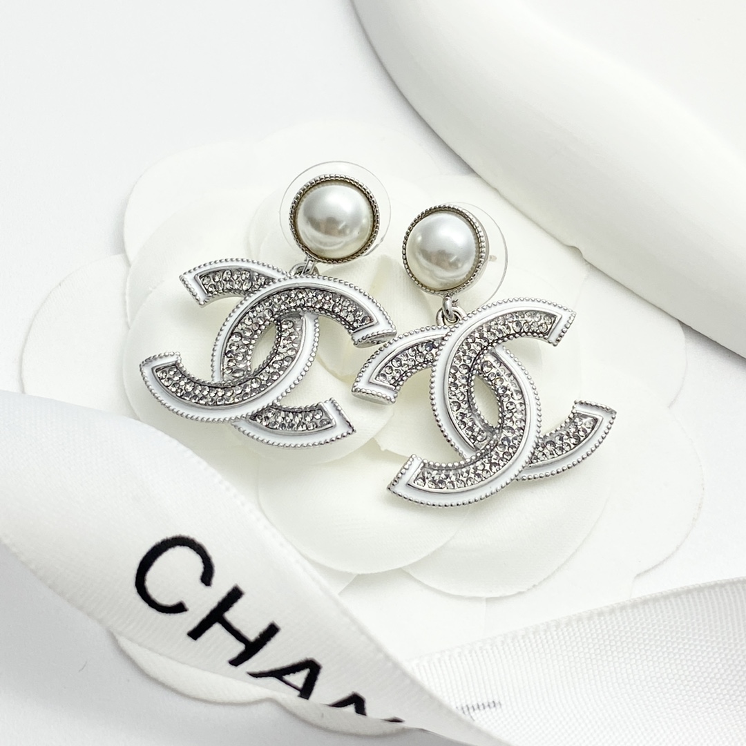 Chanel 原單 女款雙C鑲鑽耳環 經典氣質百搭款| 8 Chanel 原單 女款雙C鑲鑽耳環 經典氣質百搭款