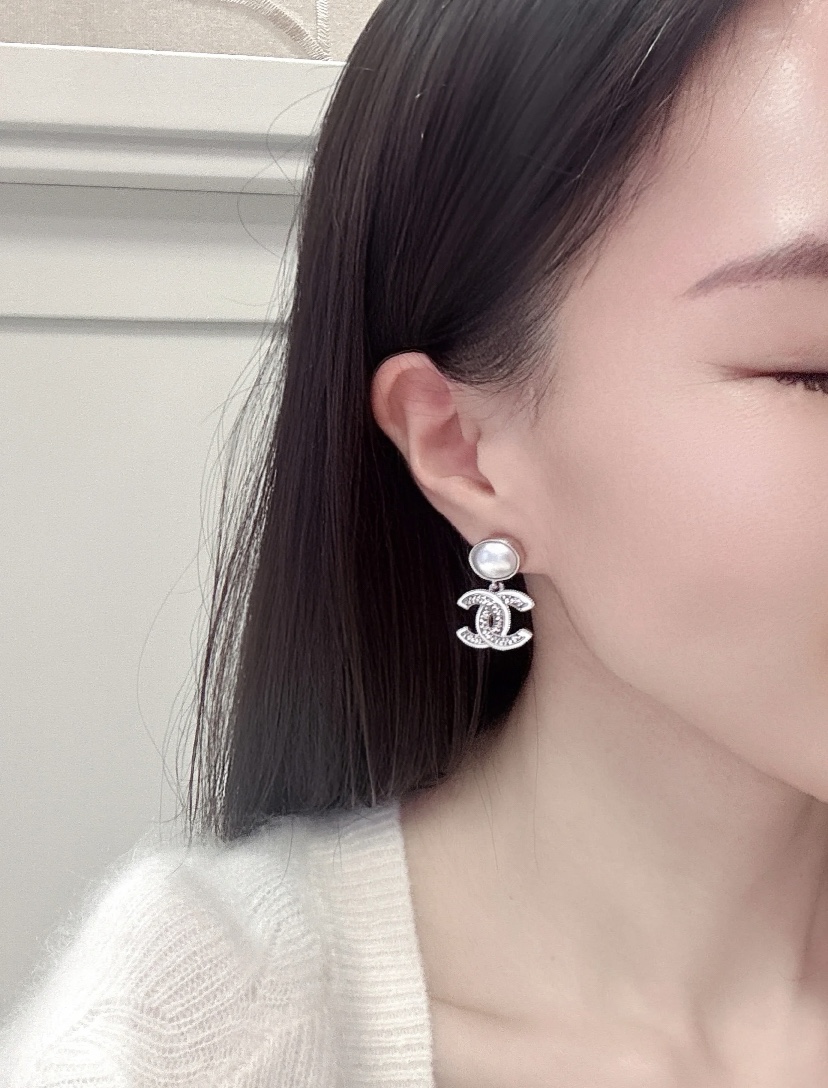 Chanel 原單 女款雙C鑲鑽耳環 經典氣質百搭款| 7 Chanel 原單 女款雙C鑲鑽耳環 經典氣質百搭款