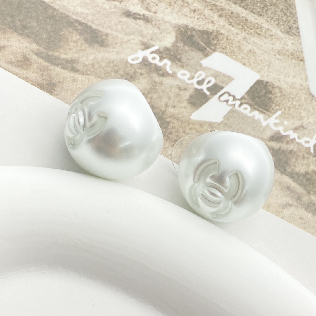 Chanel 高仿 女款 珍珠雙C圓形耳環 經典氣質 百搭款| 13 Chanel 高仿 女款 珍珠雙C圓形耳環 經典氣質 百搭款