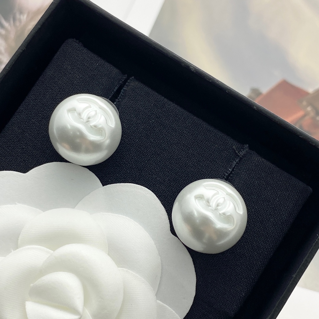 Chanel 高仿 女款 珍珠雙C圓形耳環 經典氣質 百搭款| 12 Chanel 高仿 女款 珍珠雙C圓形耳環 經典氣質 百搭款