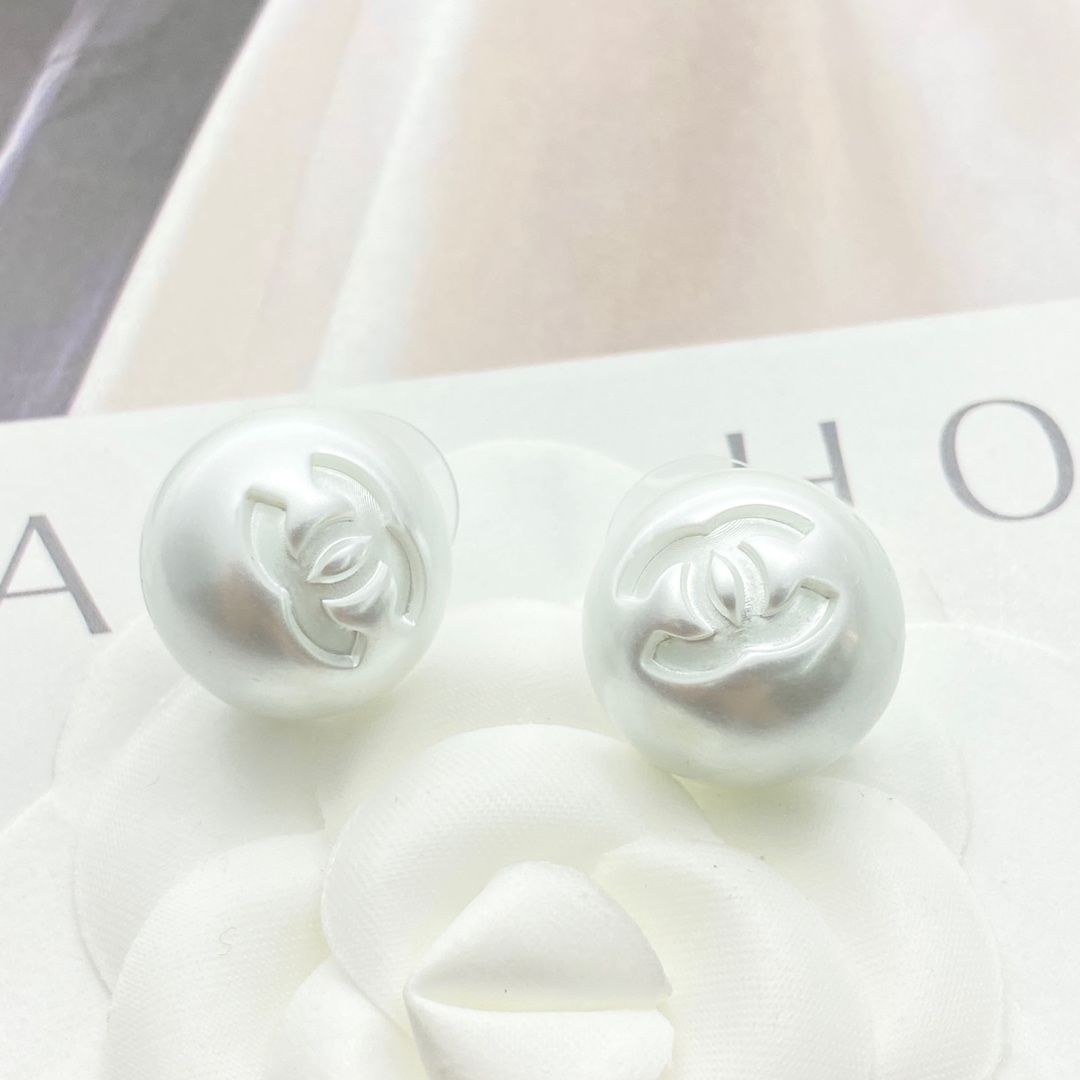 Chanel 高仿 女款 珍珠雙C圓形耳環 經典氣質 百搭款| 11 Chanel 高仿 女款 珍珠雙C圓形耳環 經典氣質 百搭款
