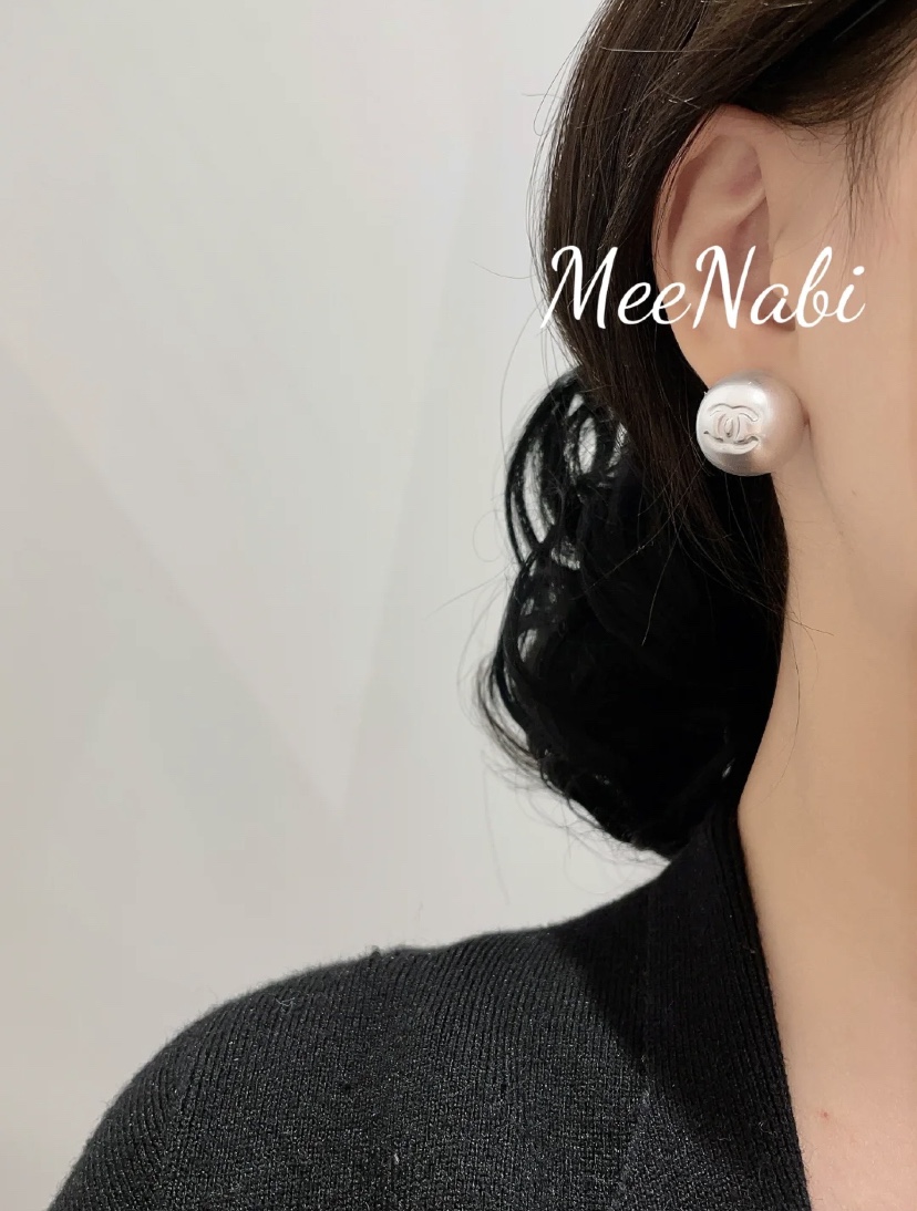 Chanel 高仿 女款 珍珠雙C圓形耳環 經典氣質 百搭款| 7 Chanel 高仿 女款 珍珠雙C圓形耳環 經典氣質 百搭款