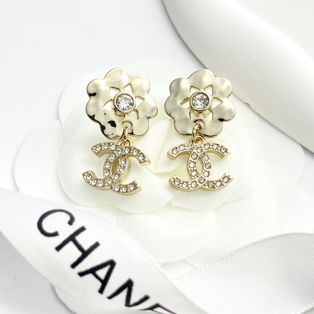 Chanel 高仿 女款 花朵鑲鑽垂墜耳環 優雅氣質款| 11 Chanel 高仿 女款 花朵鑲鑽垂墜耳環 優雅氣質款